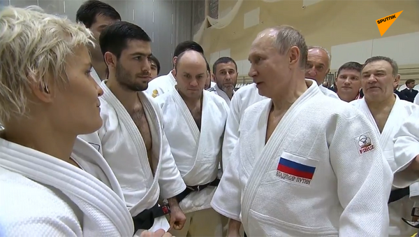 プーチン大統領、柔道の練習に参加：準備運動をし、２人１組の練習をし、指も痛める - Sputnik 日本