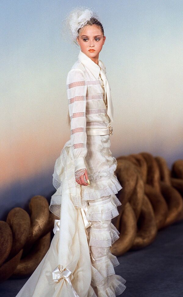デヴォン青木（米国）　シャネルコレクションのウエディングドレスを披露　２００１年 - Sputnik 日本