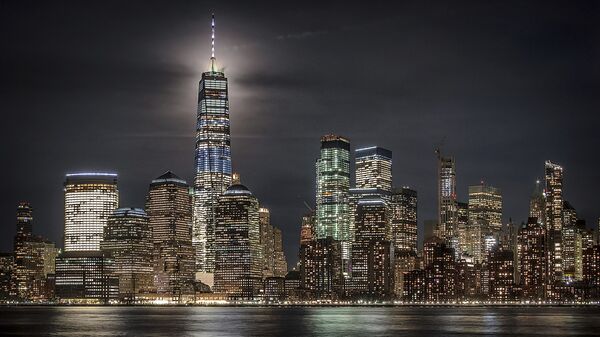 Полная луна освещает небо за Всемирным торговым центром в Нью-Йорке, США - Sputnik 日本