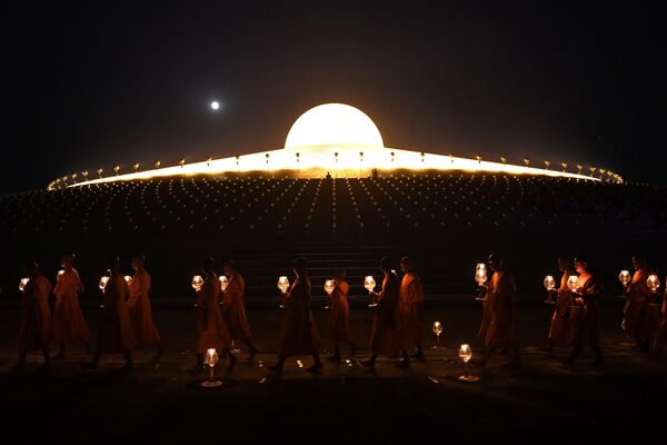 月をバックにしたタイ・バンコクにあるワット·プラ·タンマガーイ寺院 - Sputnik 日本