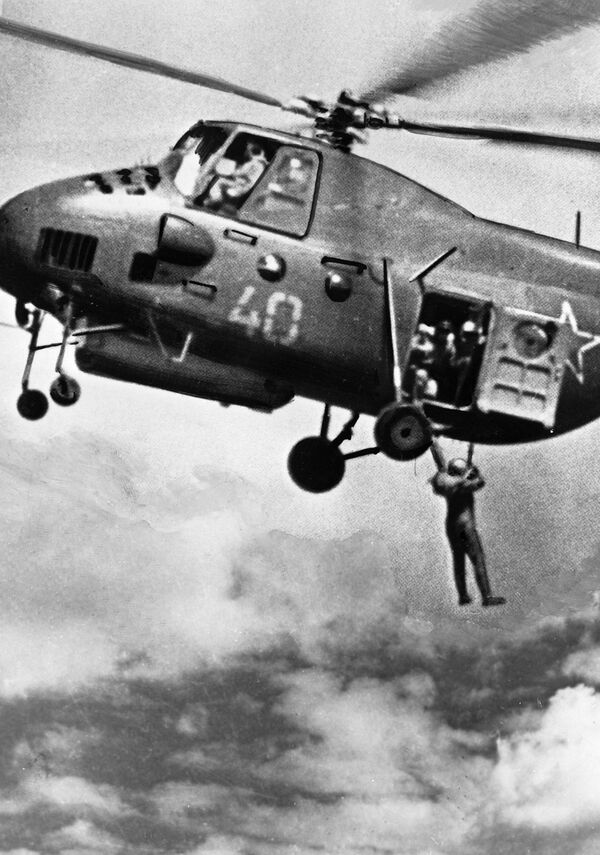 １９３６年の軍事訓練で、ヘリコプターから飛び降りる落下傘兵 - Sputnik 日本