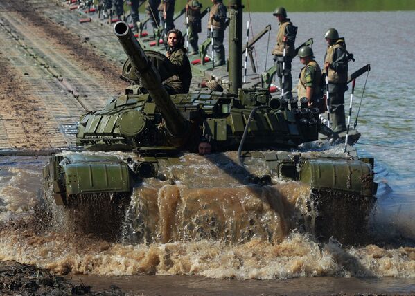 ２０１７年の軍事訓練で、水による障害物を走破するＴ７２戦車 - Sputnik 日本
