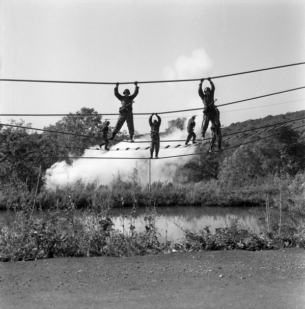 海軍歩兵（海兵隊）による１９７６年の訓練の際、ロープを使って川を渡る兵士たち - Sputnik 日本
