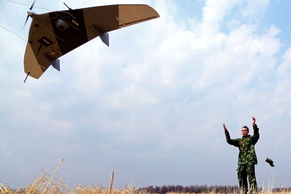 ２０１７年の訓練で、無人航空機を発進させる軍人 - Sputnik 日本