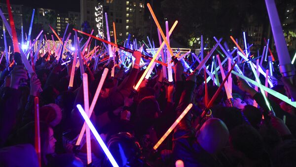 Фанаты «Звездных войн» поднимают световые мечи во время «битвы на световых мечах» в Лос-Анджелесе - Sputnik 日本