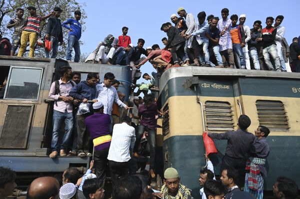 列車に乗って到着するバングラデシュのイスラム教徒たち - Sputnik 日本