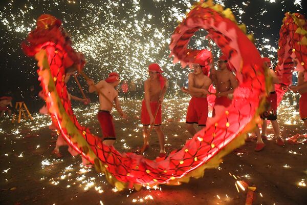 元宵節を祝い、龍舞を披露する中国の人々 - Sputnik 日本