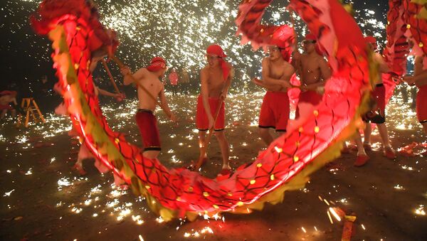 元宵節を祝い、龍舞を披露する中国の人々 - Sputnik 日本
