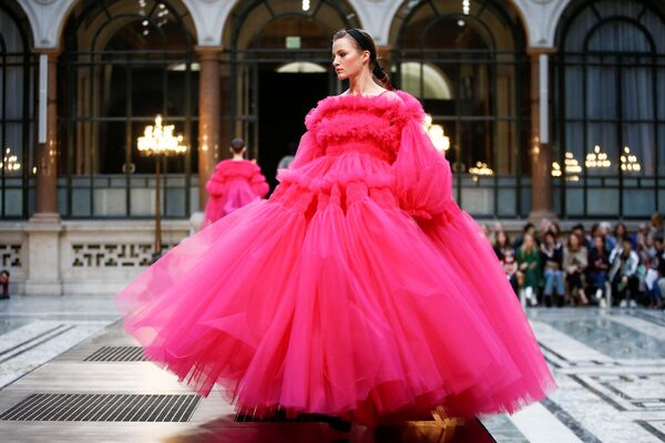 ロンドンで開催されたファッションウィークで、モリー・ゴダード氏によるブランドのドレスを紹介するモデル - Sputnik 日本