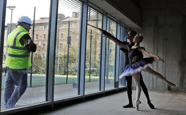 ロンドンにあるセントラル・スクール・オブ・バレエで、ガラスの向こう側からダンサーたちの授業を見守る労働者 - Sputnik 日本
