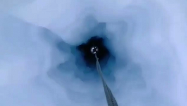 地底旅行　氷河に掘った深さ６５０メートルの穴の中、謎めいた映像を研究者らが公開 - Sputnik 日本