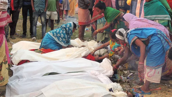 インド、密造酒で５０人死亡　茶畑の労働者