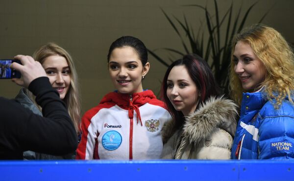 大ノヴゴロドで開催されたロシア・カップのファイナルでの演技を終えたエフゲニア・メドベージェワ選手とエリザヴェータ・トゥクタミシェワ選手 - Sputnik 日本