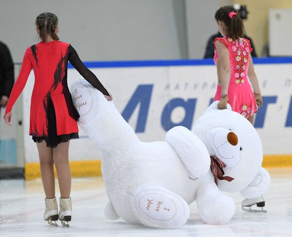 ロシア・カップのファイナルでの女子選手たちの演技後、スケートリンクから玩具を持ち去る女性たち - Sputnik 日本