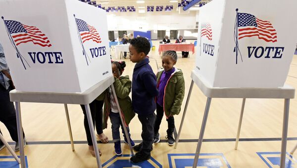 Children watch their mother vote during the U.S. general election in Greenville, North Carolina, US on November 8, 2016. - Sputnik 日本