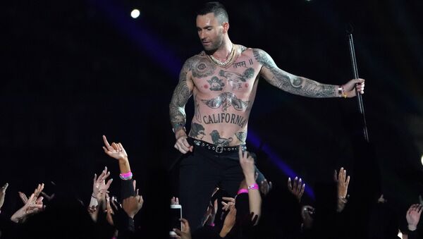 Lead vocalist of Maroon 5 Adam Levine performs during the halftime show of Super Bowl LIII between the New England Patriots and the Los Angeles Rams at Mercedes-Benz Stadium in Atlanta, Georgia, on February 3, 2019 - Sputnik 日本