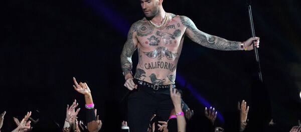 Lead vocalist of Maroon 5 Adam Levine performs during the halftime show of Super Bowl LIII between the New England Patriots and the Los Angeles Rams at Mercedes-Benz Stadium in Atlanta, Georgia, on February 3, 2019 Lead vocalist of Maroon 5 Adam Levine performs during the halftime show of Super Bowl LIII between the New England Patriots and the Los Angeles Rams at Mercedes-Benz Stadium in Atlanta, Georgia, on February 3, 2019 - Sputnik 日本