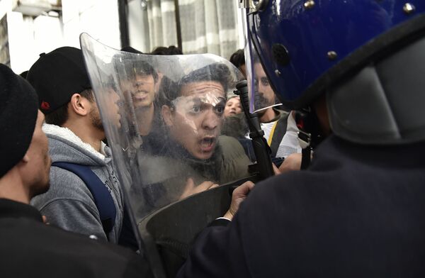 アルジェリアで現職のブーテフリカ大統領による５期目の出馬に反対する大学生たちの抗議活動 - Sputnik 日本