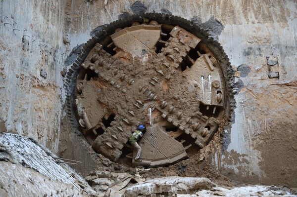 掘削機の近くにいる労働者。インド地下鉄用のトンネル掘削工事で - Sputnik 日本