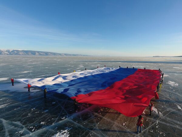 ロシア国旗がバイカル湖の氷上に広げられる - Sputnik 日本