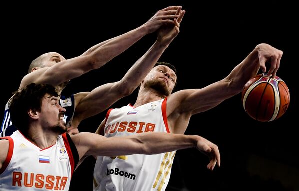 バスケットボール世界選手権予選でロシアのエフゲニー・バブリン選手とフィンランドのトゥーカ・コッティ選手、ロシアのピョートル・グバノフ選手がプレー - Sputnik 日本
