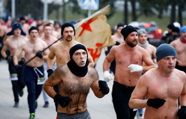 ベラルーシ首都ミンスクで祖国防衛の日を祝うレースに参加する男性たち - Sputnik 日本