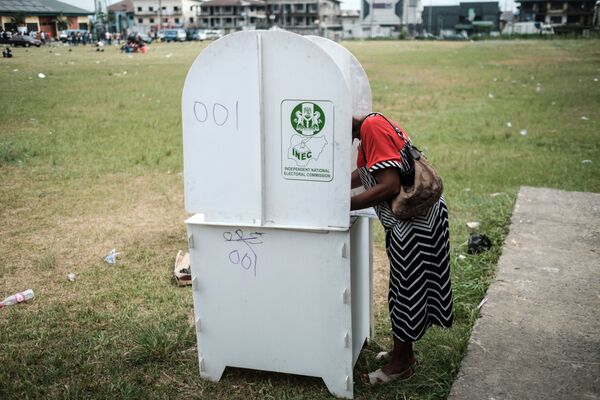 ナイジェリアの大統領選挙と上下両院の議会選挙で投票する女性 - Sputnik 日本