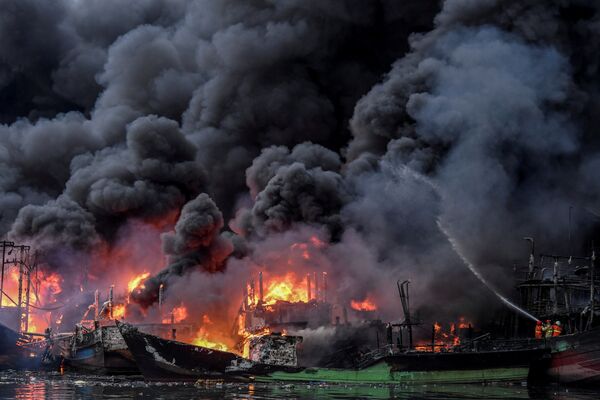 インドネシア首都ジャカルタで消防隊が燃え上がる漁船を消火 - Sputnik 日本