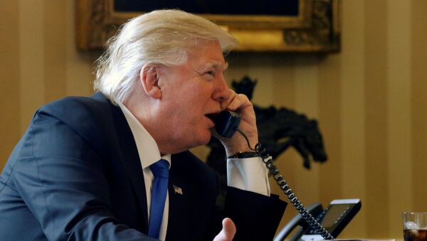 U.S. President Donald Trump speaks by phone with Russia's President Vladimir Putin in the Oval Office at the White House in Washington, U.S. January 28, 2017 - Sputnik 日本