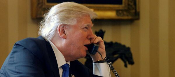 U.S. President Donald Trump speaks by phone with Russia's President Vladimir Putin in the Oval Office at the White House in Washington, U.S. January 28, 2017 U.S. President Donald Trump speaks by phone with Russia's President Vladimir Putin in the Oval Office at the White House in Washington, U.S. January 28, 2017 - Sputnik 日本