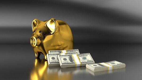 Золотая свинья-копилка рядом с пачками долларовых купюр - Sputnik 日本