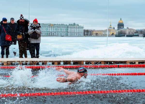 寒中水泳大会の参加者。サンクトペテルブルク - Sputnik 日本