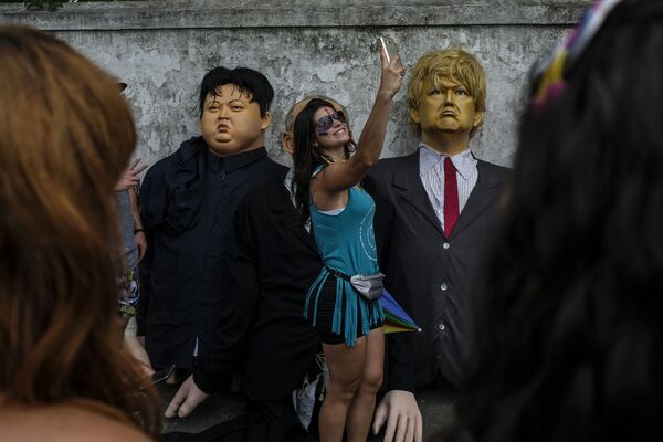 トランプ米大統領と金正恩朝鮮労働党委員長の人形の間に立って女性が自撮り。ブラジル - Sputnik 日本