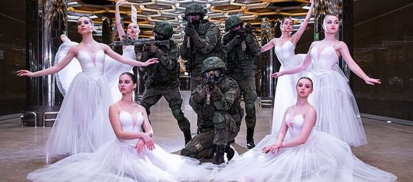 ロシア軍兵士、バレリーナと地下鉄で写真撮影 ロシア軍兵士、バレリーナと地下鉄で写真撮影 - Sputnik 日本