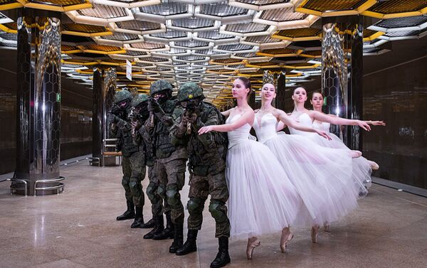 ロシア軍兵士、バレリーナと地下鉄で写真撮影 - Sputnik 日本
