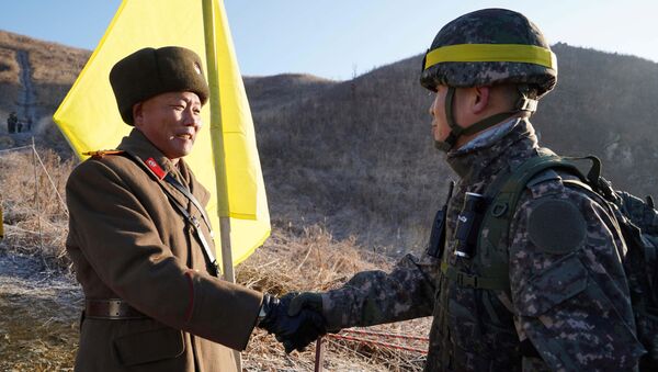 Солдаты Северной и Южной Кореи впервые пересекают границу, проверяя демонтаж постов охраны - Sputnik 日本
