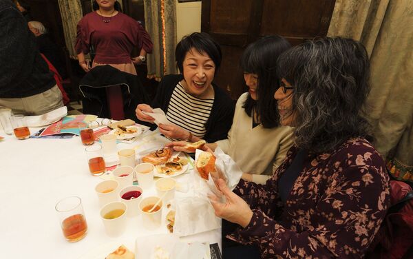 ピロシキを食べ比べる参加者の皆さん - Sputnik 日本