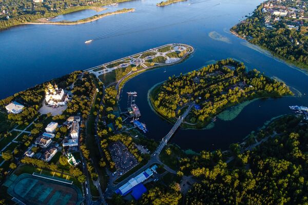 ロシア、ヤロスラヴリ市のヴォルガ川とコトロスリ川に挟まれて立つ聖母就寝寺院 - Sputnik 日本