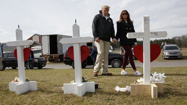 President Donald Trump and first lady Melania Trump visit a line of crosses at Providence Baptist Church in Smiths Station, Ala., Friday, March 8, 2019, as they tour areas where tornados killed 23 people in Lee County, Alabama - Sputnik 日本