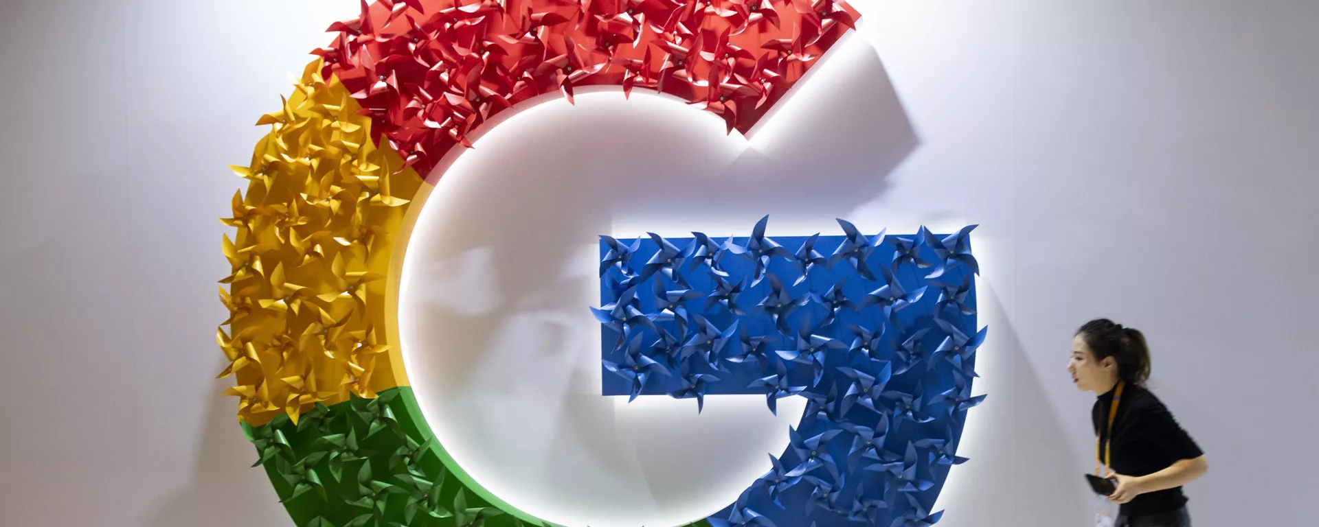 Посетитель у стенда Google на Первой китайской международной импортной выставки в Шанхае - Sputnik 日本, 1920, 04.12.2020