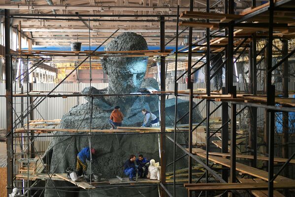ソ連兵の記念碑の人物像の作業が行われる、モスクワ - Sputnik 日本