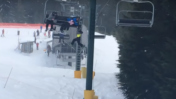 スキー場でリフトから落ちかかった少年の救出劇 - Sputnik 日本