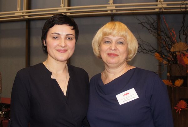 イリーナ・ハヴシロワさん（左）カルーガの企業経営者養成委員会地方課長と - Sputnik 日本