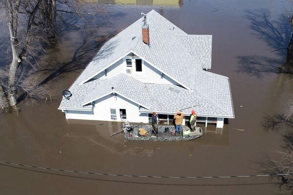 米ミゾーリ州で発生した洪水で浸水した家から猫を救出する救助隊員たち - Sputnik 日本