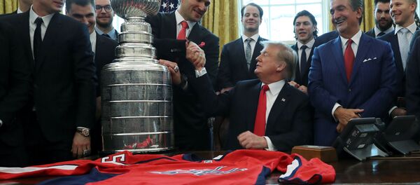 ロシアのホッケー選手アレクサンドル・オベチキン選手とトランプ大統領 ロシアのホッケー選手アレクサンドル・オベチキン選手とトランプ大統領 - Sputnik 日本