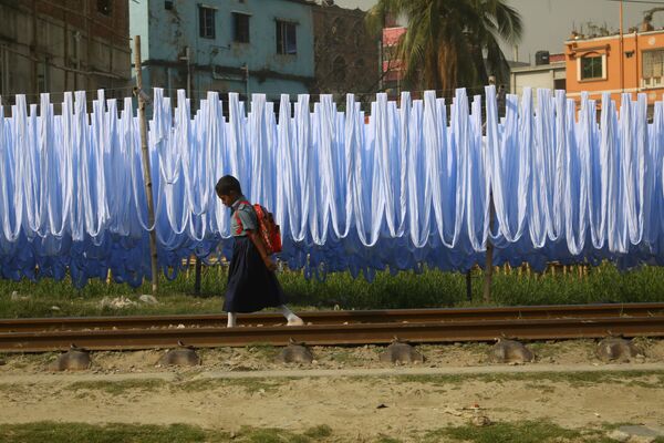 女学生が鉄道を歩く。バングラデシュ - Sputnik 日本