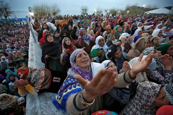 イスラム教の預言者昇天祭を迎えたインドで、預言者ムハンマドのあごひげの一部に向かって祈りをささげるイスラム教徒の女性たち - Sputnik 日本