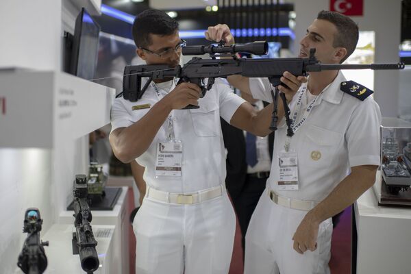 ブラジルのリオデジャネイロで開催された兵器見本市で、火器の照準器を検査する海軍軍人たち - Sputnik 日本