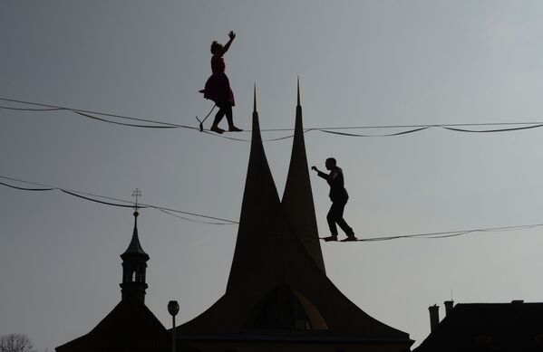 チェコのプラハにあるエマウス修道院の前で、綱の上を渡る大道芸人たち - Sputnik 日本