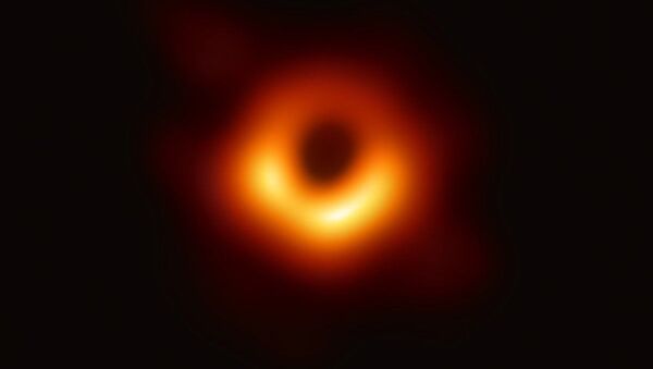 　史上初のブラックホールの姿　世界の天文物理学者らが撮影に成功 - Sputnik 日本